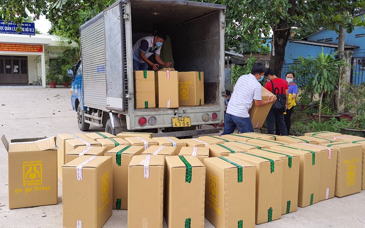 Tiền Giang: Bắt xe tải chở 33.000 bao thuốc lá ngoại nhập lậu