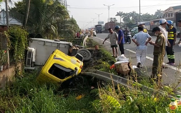 Tai nạn tại Tiền Giang: Xe tải nổ vỏ tông sập taluy, lật ngang xuống rạch ven QL1