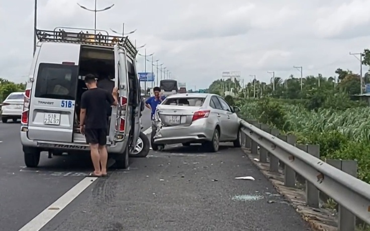 Tai nạn trên cao tốc TP.HCM- Trung Lương: Xe tang tông ô tô 4 chỗ