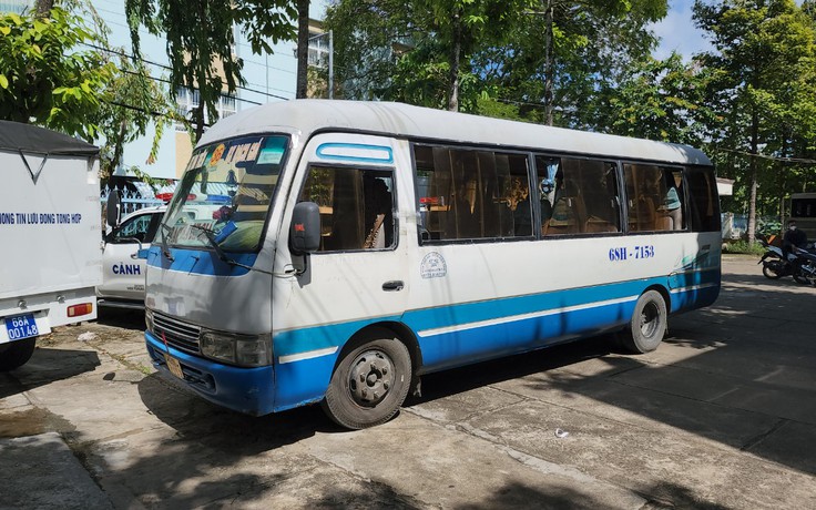 Kiên Giang: 2.300 bao thuốc lá lậu giấu bên hông và thùng xe khách