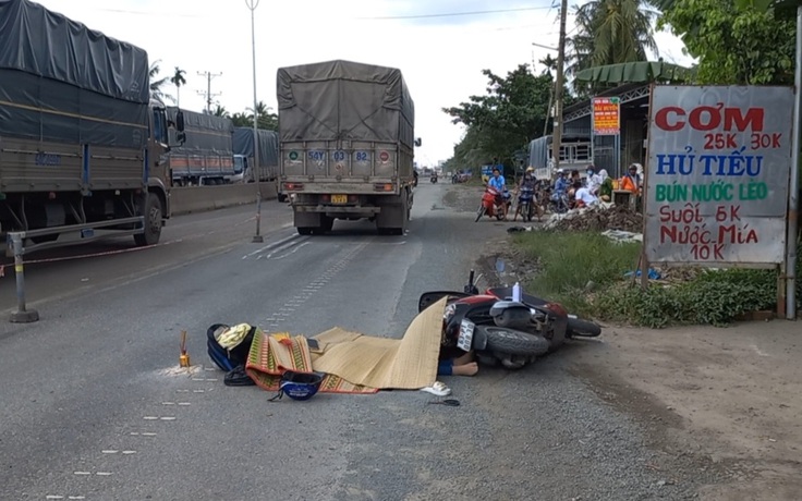 Tiền Giang: Trượt ngã xe máy trên đường, người phụ nữ bị xe tải cán tử vong