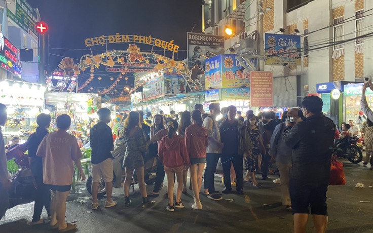 Tiểu thương chợ đêm Phú Quốc giăng băng rôn phản đối thu hồi mặt bằng