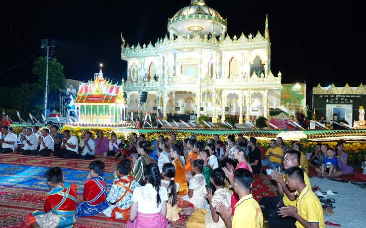 Độc đáo lễ cúng trăng của đồng bào Khmer ngay ngày trăng máu kỳ thú nhất năm