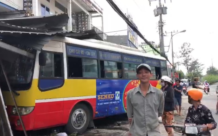 Tiền Giang: Xe buýt cuốn xe máy vào gầm rồi lao vào nhà dân
