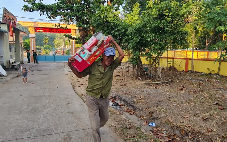 Kiên Giang: Mang quà tết ra xã đảo Thổ Châu
