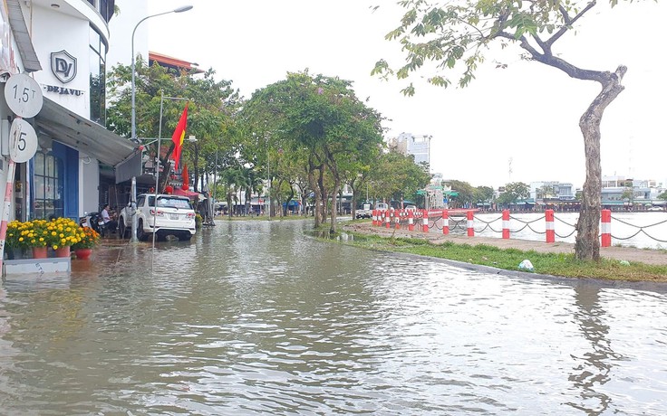 Cần Thơ: Nhiều tuyến đường bị ngập vì triều cường trong ngày mùng 4 tết