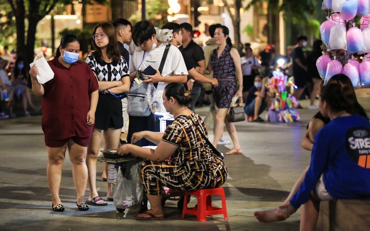 Hàng rong mang bếp nướng, xe bò viên... tràn xuống phố đi bộ Nguyễn Huệ