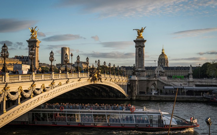 Những cây cầu kỳ quan của tình yêu và thù hận ở Paris
