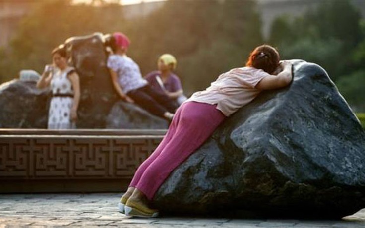 Các cụ bà Trung Quốc phơi mình trên đá nóng để... khỏe mạnh