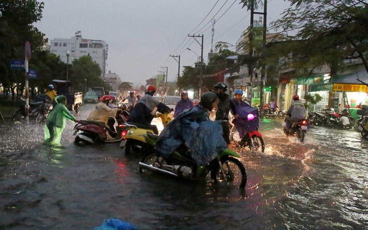 Mưa to bất ngờ đầu tháng 4, người Sài Gòn đã phải lội nước