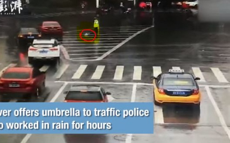 Nhìn CSGT dầm mưa 'thấy thương', người đàn ông lái xe hơi ném ô ra tặng