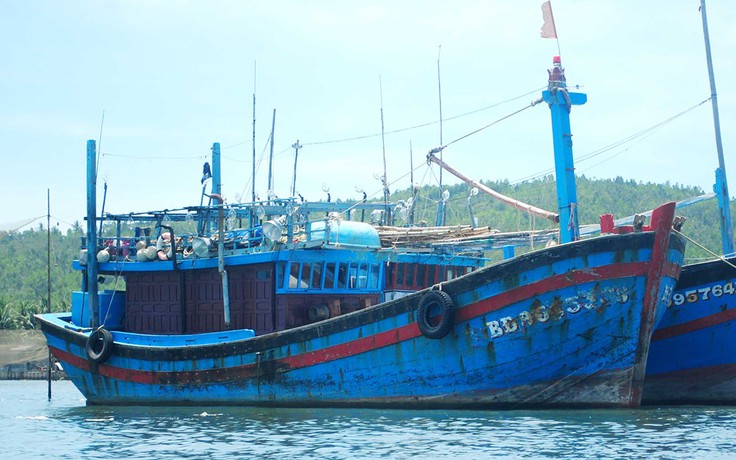 Tàu cá mang biển số giả né thi hành án