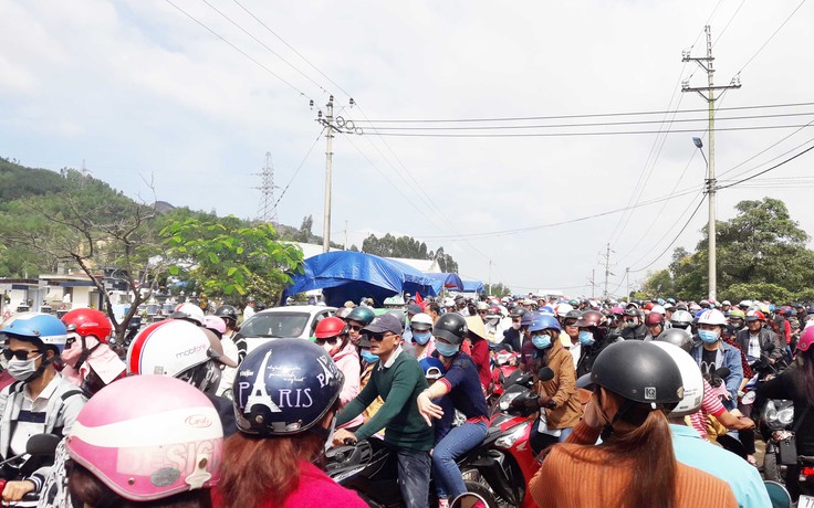 Dân vùng lũ Bình Định ùn ùn đi viếng mộ, đường vào nghĩa trang kẹt cứng