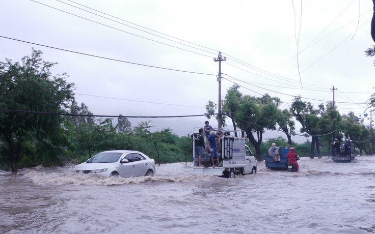 Nhiều nhà dân ở Quy Nhơn chìm trong lũ