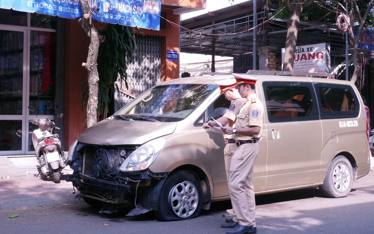 Truy tìm tài xế ô tô 7 chỗ tông hỏng cửa nhà dân rồi bỏ trốn