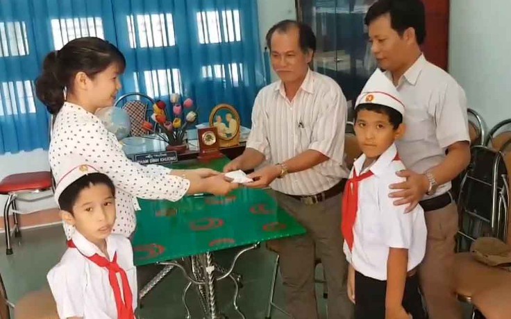 Hai học sinh Bình Định nhặt được vàng, nộp cho trường để trả lại người đánh rơi