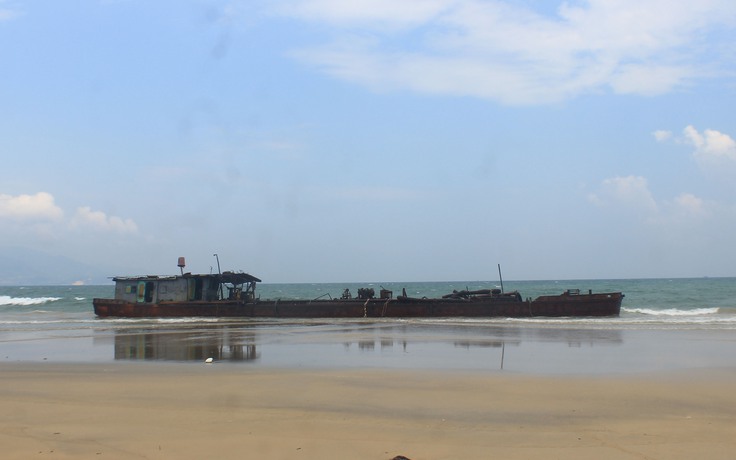 Bãi biển Quy Nhơn 'đón' tàu chuyên dụng sau sự cố bất ngờ