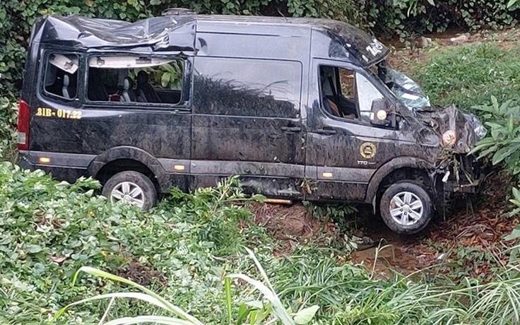 Tai nạn ở Bình Định: Xe Limousine lao xuống vực sâu, 2 người bị thương nặng