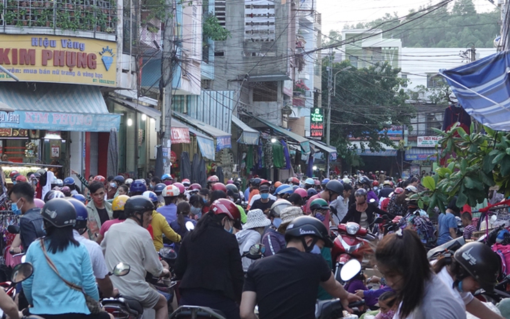 Cách ly toàn xã hội: Người Bình Định đi chợ đông nghẹt, tỉnh bác nhiều tin đồn