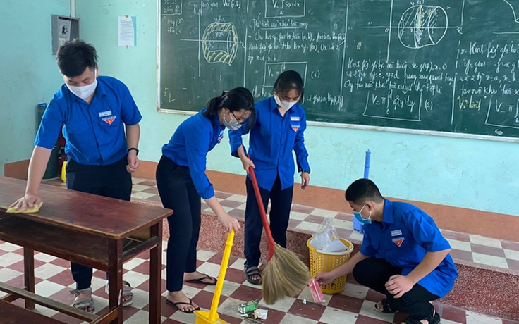 Thanh niên dọn vệ sinh, tiêu độc khử trùng 100% trường lớp ở Bình Định