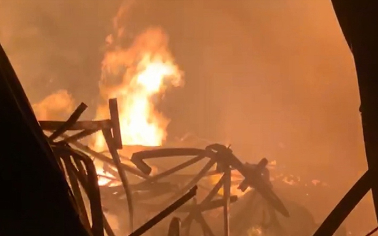 Bình Định: Nhà xưởng hơn 28.000 m2 chứa đồ gỗ bốc cháy dữ dội suốt đêm