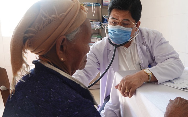 Thanh niên Bình Định tặng tủ thuốc, khám bệnh miễn phí cho người dân