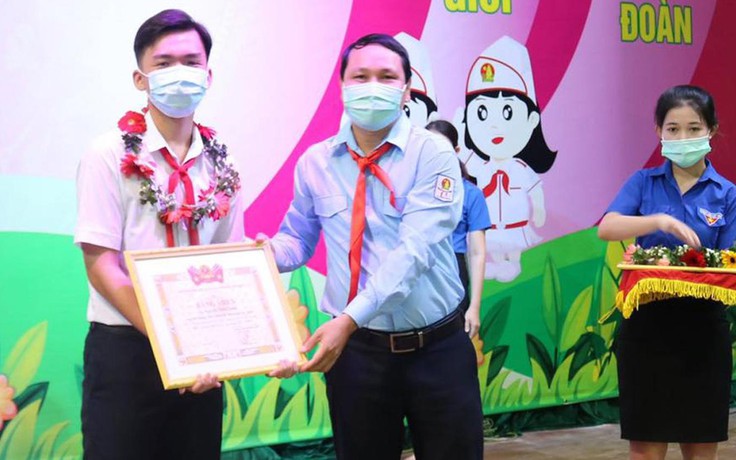 Gần 40 giáo viên ở Bình Định được trao huy hiệu Phụ trách giỏi