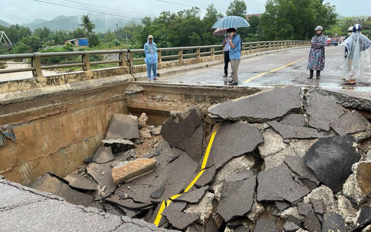 Bình Định: Sạt lở mố cầu trên QL19C, huyện miền núi Vân Canh bị chia cắt