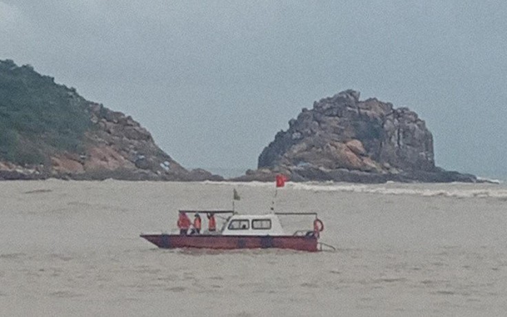Bình Định: Tàu cá chìm tại cửa biển Tam Quan, 1 ngư dân tử vong