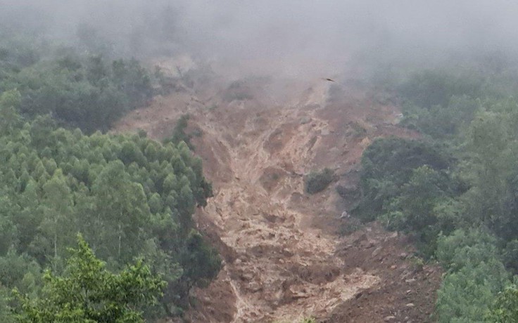 Bình Định: Núi Cấm tiếp tục sạt lở, di dời khẩn cấp thêm 20 hộ dân