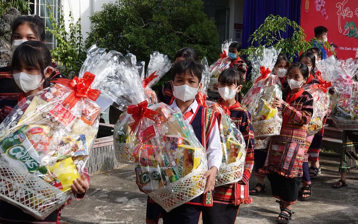 Trao quà tết cho học sinh miền núi Bình Định