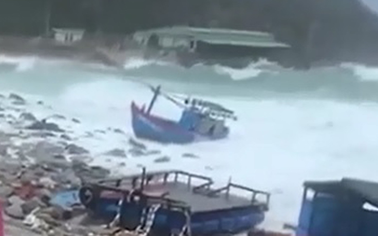 Bình Định: Sóng lớn đánh chìm 27 thuyền đánh cá và 2 ca nô du lịch