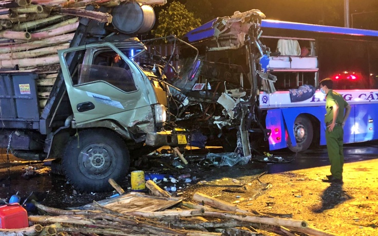 Bình Định: Xe khách đối đầu xe tải khiến tài xế và 3 hành khách bị thương