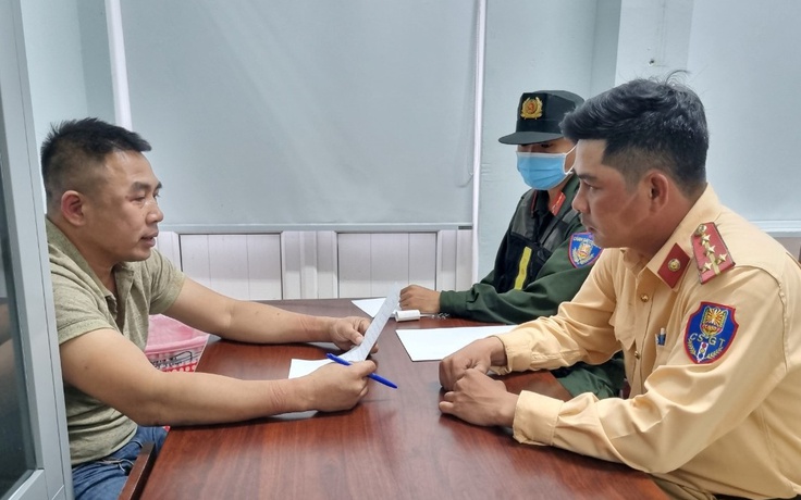 Bình Định: Khởi tố tài xế xe khách về hành vi chống người thi hành công vụ