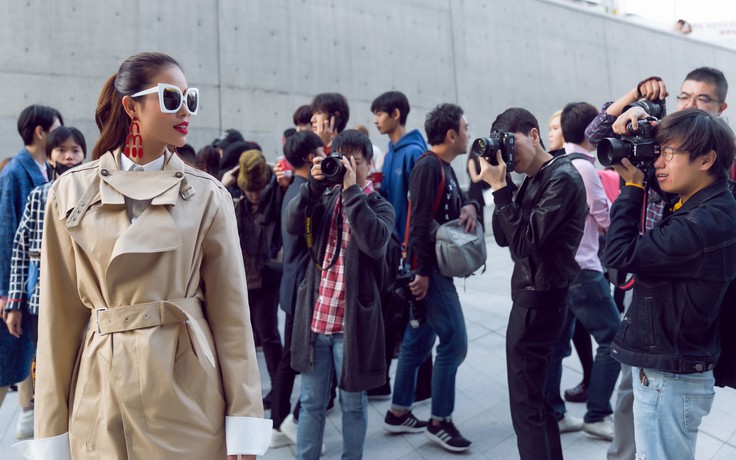Phạm Hương gây 'náo loạn' đường phố 'Seoul Fashion Week'