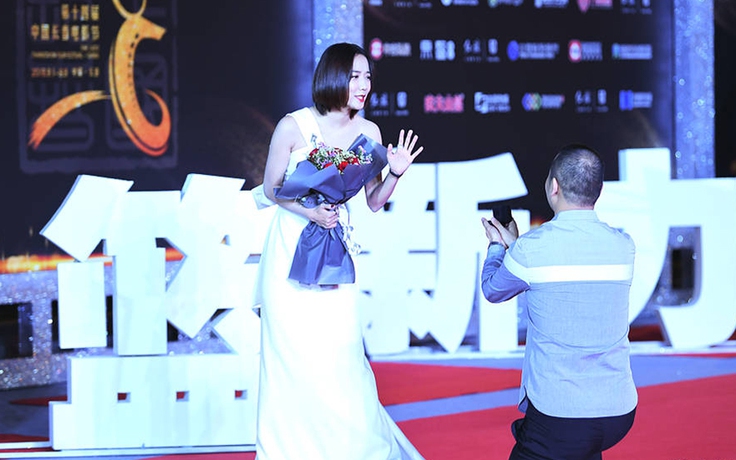 Hoa đán Trung Quốc bối rối vì fan cầu hôn trên thảm đỏ