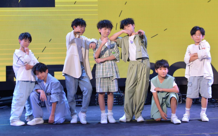 Nhóm nhạc nam Trung Quốc có thành viên mới 7 - 8 tuổi bị ‘tuýt còi’
