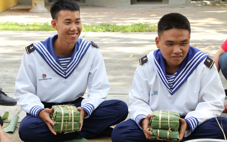 Bánh chưng được gói bằng lá bàng vuông ở Trường Sa