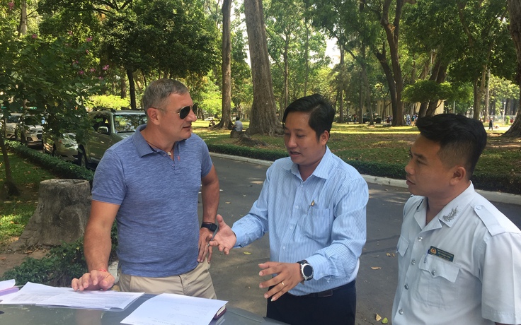 Bất ngờ bị kiểm tra, hướng dẫn viên ‘lặn mất tăm’, để khách nước ngoài bơ vơ