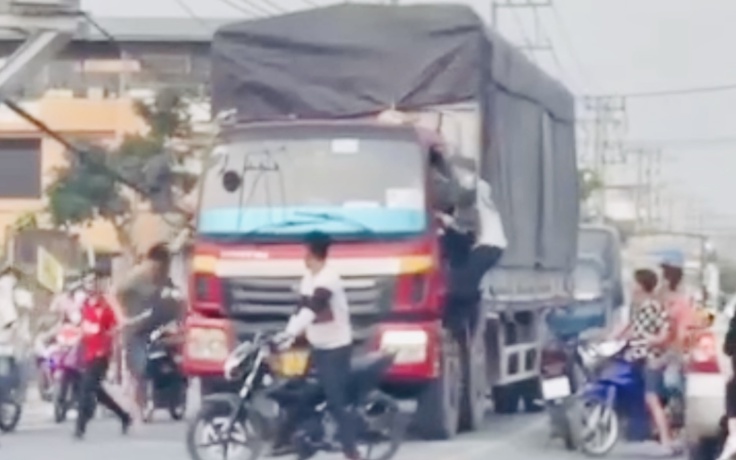 Bình Dương: Bắt giữ 5 nghi phạm vác rựa chặn xe tải đánh tài xế