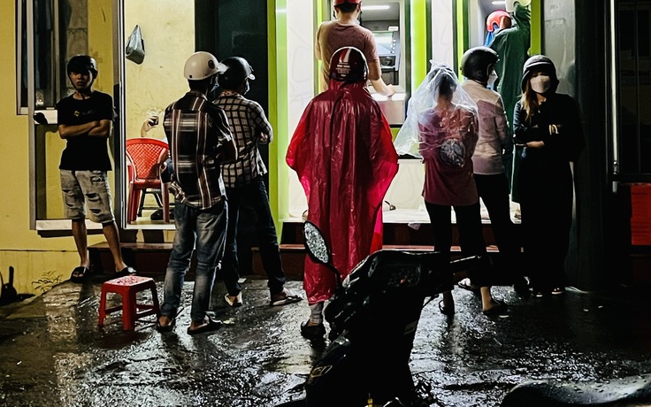 Bình Dương: Nhiều công nhân đội mưa chờ rút tiền lương, đổ xăng trong tối 10.10