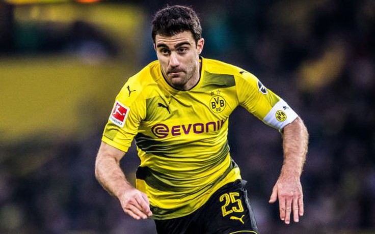 Dortmund muốn Arsenal tăng giá cho hậu vệ Sokratis