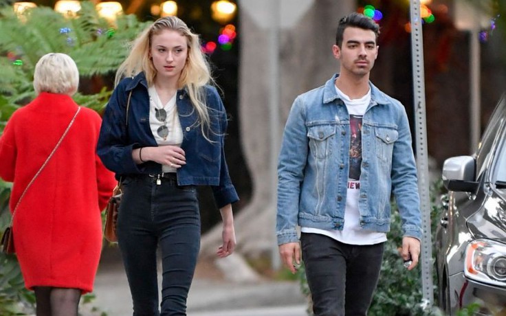 Joe Jonas chính thức hẹn hò Sophie Turner