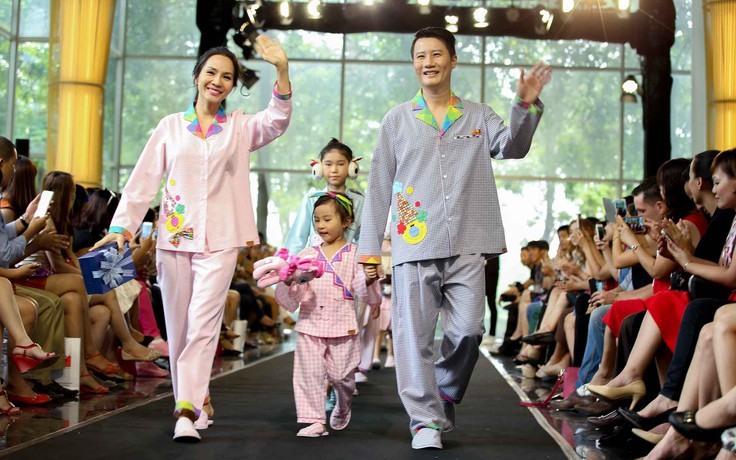 Ca sĩ Hoàng Bách đưa vợ và con gái lên sàn catwalk