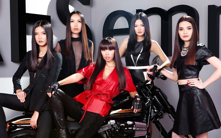 Hà Anh tạo dáng bên mô tô siêu đắt