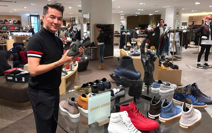 Đàm Vĩnh Hưng đích thân mua quà từ Mỹ tặng fan