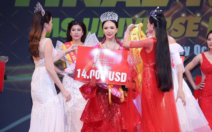 Ngọc Quỳnh nhận cú đúp tại Hoa hậu Doanh nhân Hoàn vũ 2017