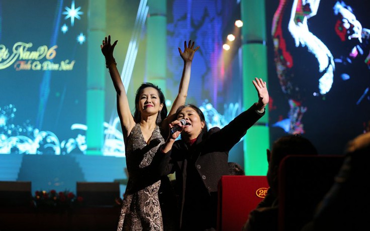 Fans lớn tuổi hào hứng hát cùng Hồng Nhung trong Đêm Việt Nam 6