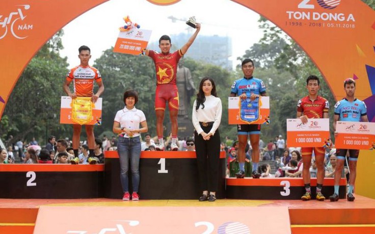 Đỗ Mỹ Linh hào hứng kề cận các tay đua xe đạp