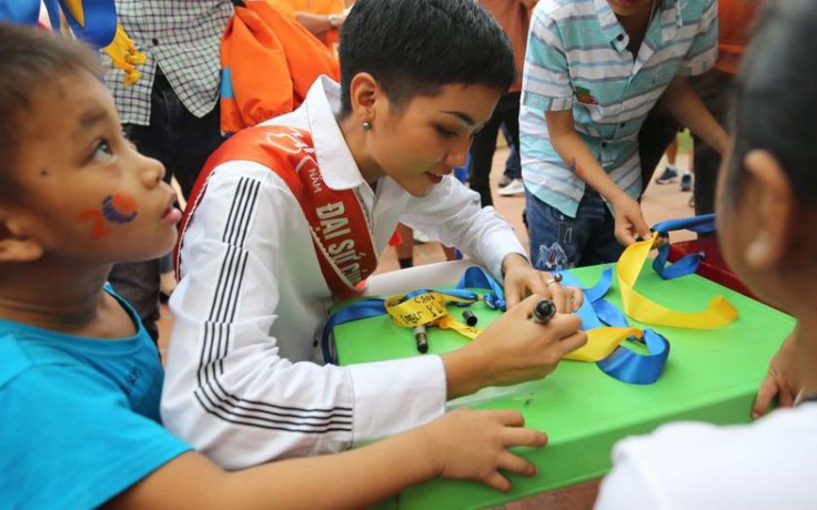 Hoa hậu H’hen Niê lột dây chuyền ngọc trai cho làng SOS